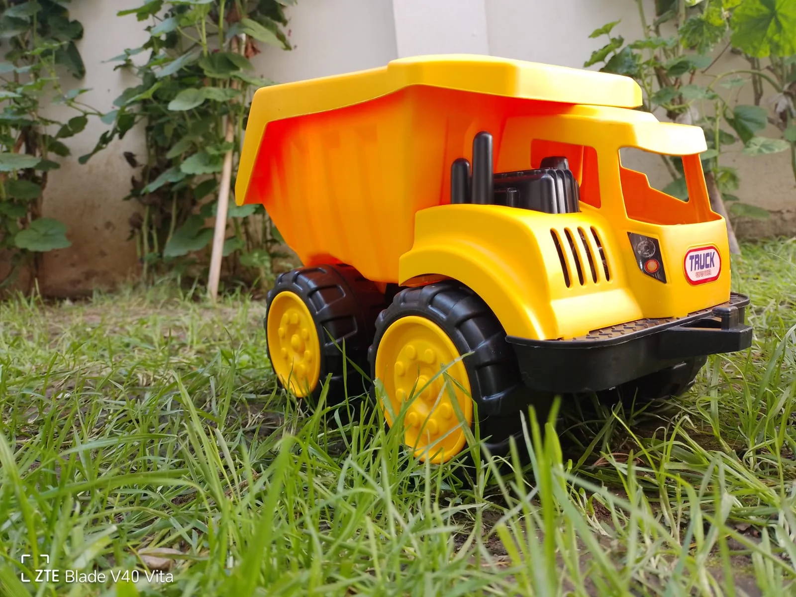 Camión de juguete tipo truck para niños